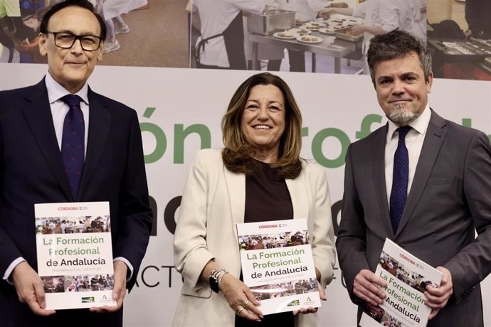 Castillo (centro), entre Gómez Villamandos y Romero, en la presentación del libro 'La FP de Andalucía. Una visión actual y de futuro'.