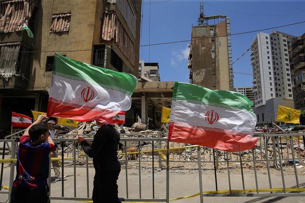Archivo - Partidarios de Hezbolá decoran una calle con banderas iraníes en un barrio del sur de Beirut en 2025.