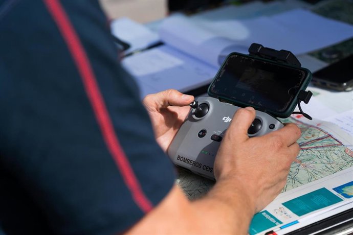 Archivo - Un bombero del CEIS La Rioja 