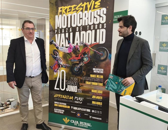 El director de Comunicación y Relaciones Institucionales de Caja Rural de Zamora, Narciso Prieto, (i) y el director de Operaciones de Tauroemoción, Ignacio de la Viuda (d).