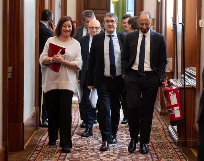 Archivo - (I-D) En primera fila, la presidenta de Congreso, Francina Armengol,  el portavoz del PSOE en el Congreso, Patxi López, y el vicepresidente del Congreso, Alfonso Rodríguez Gómez de Celis.