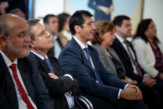 El jefe del Gobierno regional, Emiliano García-Page, preside en Toledo, la firma del Programa de Apoyo Activo al Empleo de Castilla-La Mancha junto a las cinco diputaciones provinciales.