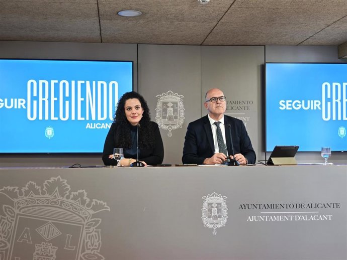 La portavoz del equipo de gobierno del Ayuntamiento de Alicante, Cristina Cutanda (i), y el vicealcalde de la ciudad, Manuel Villar (d), este martes