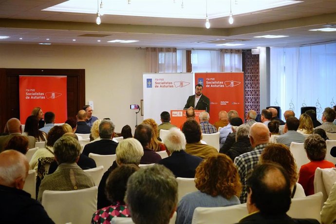 Archivo - El presidente del Principado y secretario de la FSA-PSOE, Adrián Barbón, en Villaviciosa.