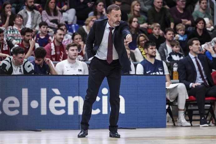 Archivo - Sito Alonso, head coach of UCAM Murcia gestures during the Liga Endesa ACB, match played between FC Barcelona and UCAM Murcia at Palau Blaugrana on December 08, 2024 in Barcelona, Spain.