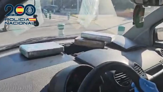 Droga oculta trobada en el vehicle del detingut