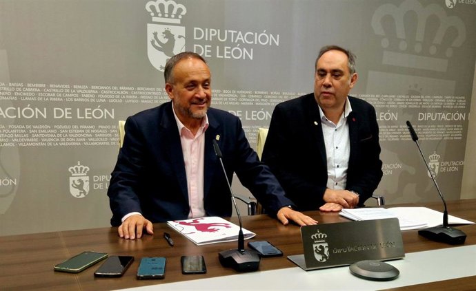 El presidente de la Diputación de León, Gerardo Álvarez Courel (izquierda) y el vicepresidente segundo y responsable del área de Cooperación y SAM, Valentín Martínez (derecha).