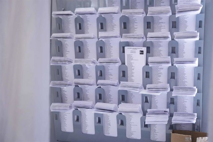 Archivo - Imagen de archivo de las papeletas de las candidaturas dispuestas en un colegio electoral.