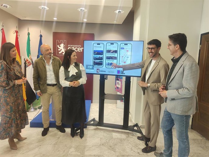 Varios concejales presentan la App 'LiveMap' que permite seguir en tiempo real las procesiones de Semana Santa y varios eventos de Cáceres