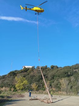 Helicóptero de Endesa con el que se han sustituido los postes