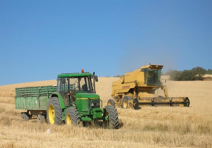 Tractores, campo. Archivo.
