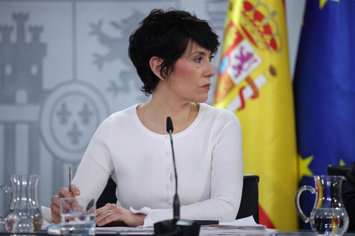 (I-D) La ministra de Inclusión, Seguridad Social y Migraciones, Elma Saiz. 