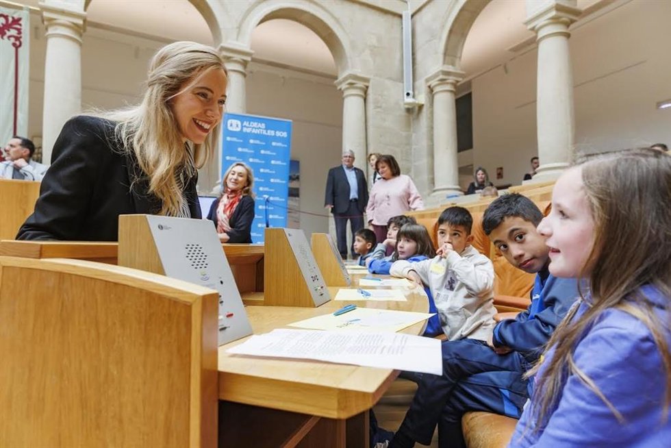 La presidenta del Parlamento aboga por dar a la infancia herramientas que hagan "la tecnología aliada y no enemiga"