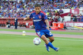 Futbol, Universidad de Chile vs Audax Italiano Fecha 1, Liga de primera 2026. El jugador de Universidad de Chile Lucas Assadi juega el balon durante un partido de la liga de primera contra Audax Italiano disputado en el estadio Nacional de Santiago,