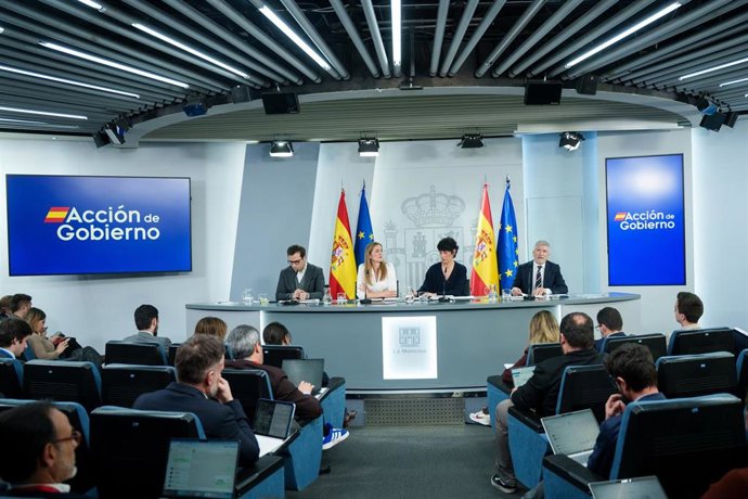 La ministra de Inclusión, Seguridad Social y Migraciones, Elma Saiz, durante una rueda de prensa posterior al Consejo de Ministros, a 17 de marzo de 2026, en Madrid (España).