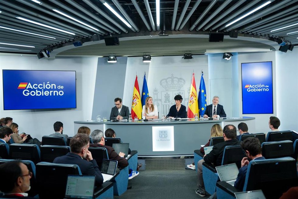 La ministra de Inclusión, Seguridad Social y Migraciones, Elma Saiz, durante una rueda de prensa posterior al Consejo de Ministros, a 17 de marzo de 2026, en Madrid (España).