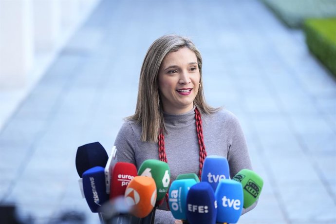 A porta-voz do grupo parlamentar socialista, María Márquez, durante a coletiva de imprensa no Parlamento da Andaluzia, em 24 de março de 2026, em Sevilha (Andaluzia, Espanha). Coletiva de imprensa após o anúncio do presidente do Governo da Andaluzia, Juan