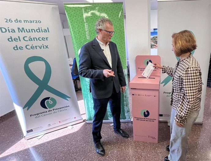 El consejero de Salud, Juan José Pedreño, visita el centro de salud de Vistabella, al que se ha extendido el nuevo programa de cribado de cáncer de cérvix