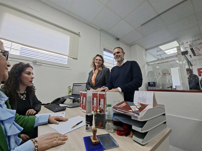 Yolanda García Seco y César Herrero en el registro de avales de la precandidatura de Álvaro Sánchez Cotrina para intentar liderar el PSOE extremeño
