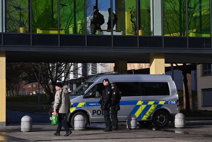 Archivo - 22 December 2023, Czech Republic, Ostrava: Police patrol in front of the building of the Technical University of Ostrava. The increased security measures are in response to the shooting attack at the Prague Faculty of Arts of Charles University 