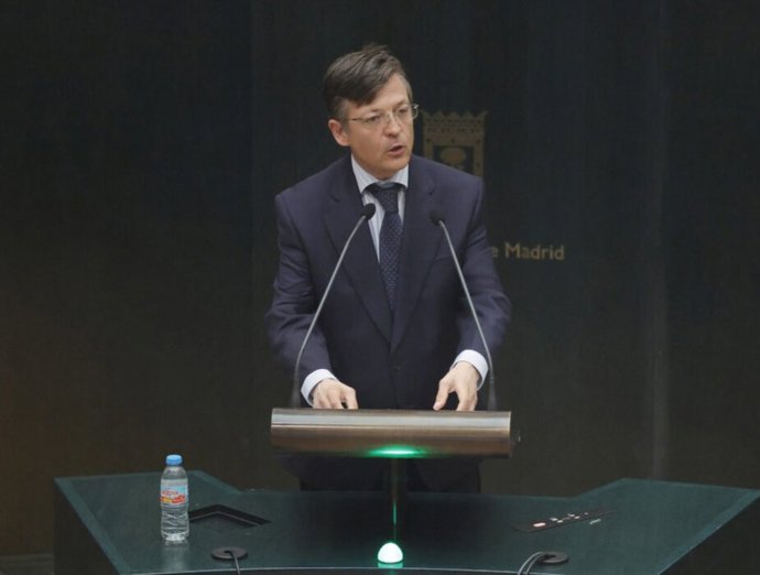 El concejal delegado de Limpieza y Zonas Verdes y concejal de Fuencarral-El Pardo, José Antonio Martínez Páramo, durante su intervención en el Pleno