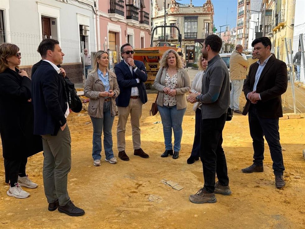 La alcaldesa de Alcalá de Guadaíra (Sevilla), Ana Isabel Jiménez, supervisa las obras de la calle La Mina y la Plaza del Cabildo.