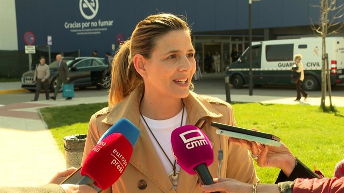 La secretaria general del Partido Popular de Castilla-La Mancha, Carolina Agudo, en atención a medios desde el Hospital Universitario de Toledo.