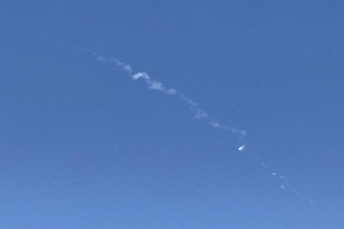 28 de fevereiro de 2026, Israel, ---: Uma trilha de fumaça é vista no céu sobre Israel após a interceptação de um míssil iraniano. Foto: Ivan Batyrev/TASS via ZUMA Press/dpa
