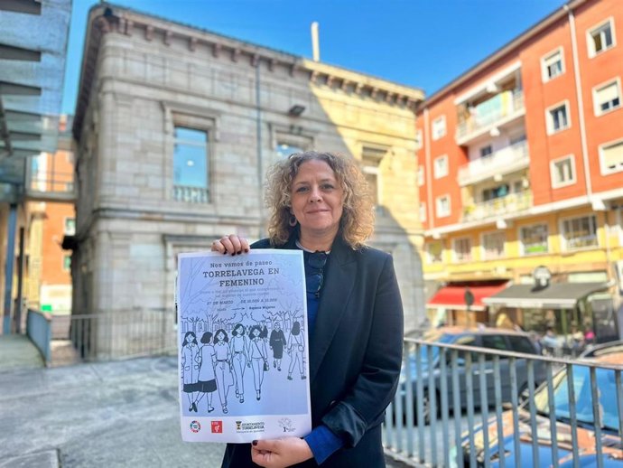 La concejala de Igualdad, Patricia Portilla, con el cartel de 'Torrelavega en Femenino'
