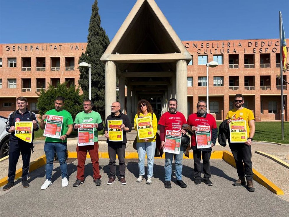 Sindicatos frente a la Conselleria de Educación