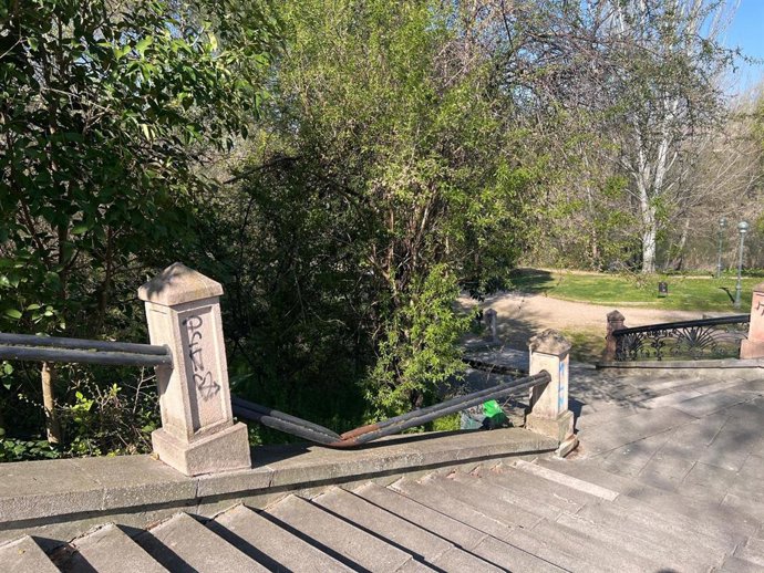 Escalinata con una barandilla deteriorada en el parque Ribera de Castilla.