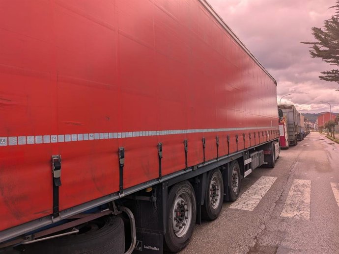 Camiones. Transporte por carretera. Trailer