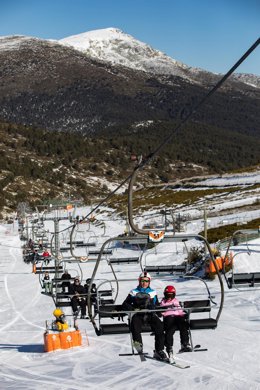 Archivo - Telesilla en la estaciónn de esquí. 