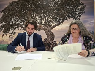 Javier González y Manuela Hernández, durante la firma del convenio.