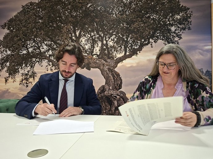 Javier González y Manuela Hernández, durante la firma del convenio.