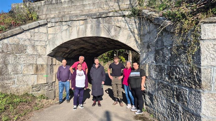 Puente de acceso a Quintaniella (Oviedo), por el que no pasan las ambulancias.