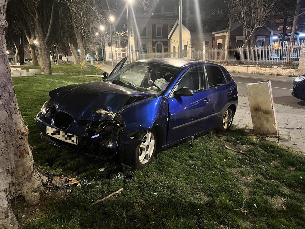 Colisión de un vehículo conducido por una mujer ebria en Palencia.