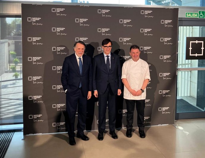 El presidente de la Generalitat, Salvador Illa; el presidente de Grupo Planeta, José Creuheras, y el cocinero Martín Berasategui