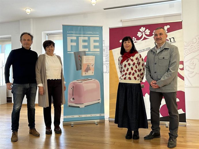 La concejala de Acción y Promoción Cultural del Ayuntamiento de León, Elena Aguado (segunda por la izquierda), en la presentación de la  Feria de Editores Emergentes.