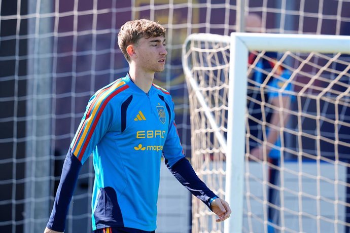 Dean Huijsen durante o treino da Seleção Espanhola antes do amistoso internacional contra a Sérvia na Ciudad del Fútbol, em 24 de março de 2026, em Las Rozas, Madri, Espanha.