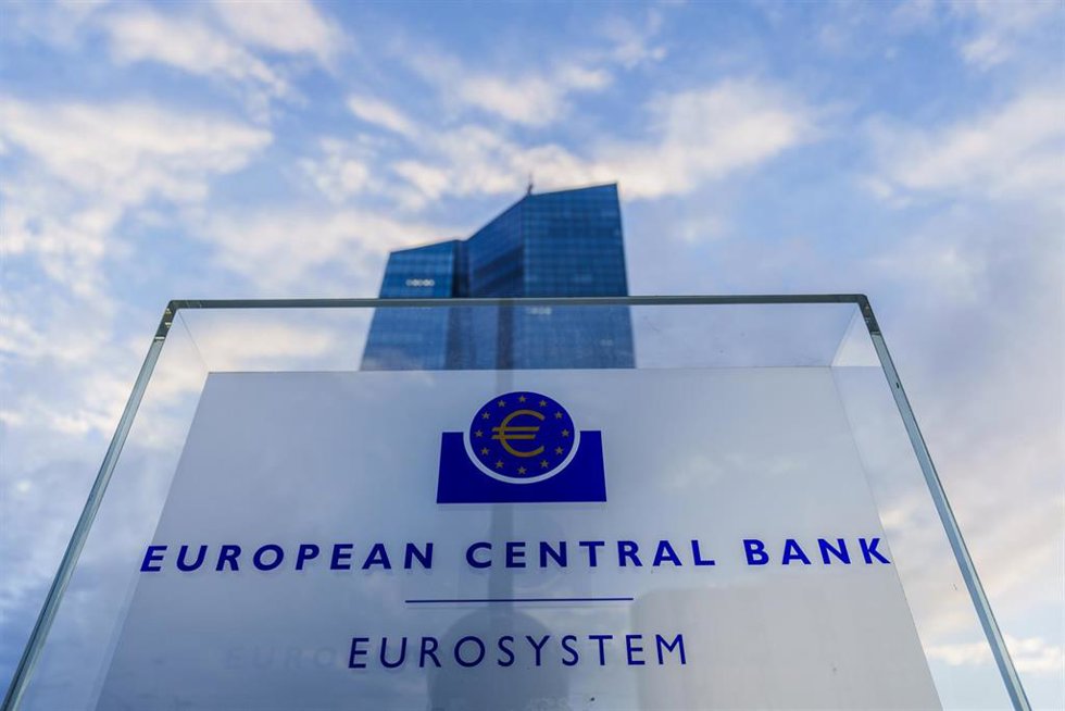 Archivo - FILED - 07 September 2022, Hessen, Frankfurt_Main: A "European Central Bank - Eurosystem" board stands in front of the ECB Tower. Photo: Andreas Arnold/dpa