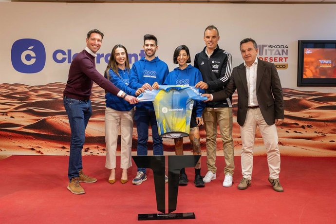 Foto de familia de la presentacion del Cleardent Team para la Titan Desert Morocco 2026.