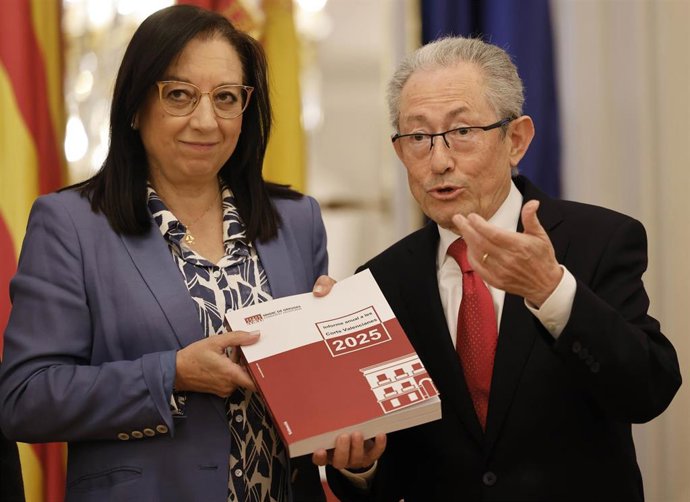 El síndic de Greuges, Ángel Luna, durante un encuentro informativo tras la entrega de su Informe Anual 2025 a la presidenta de las Corts