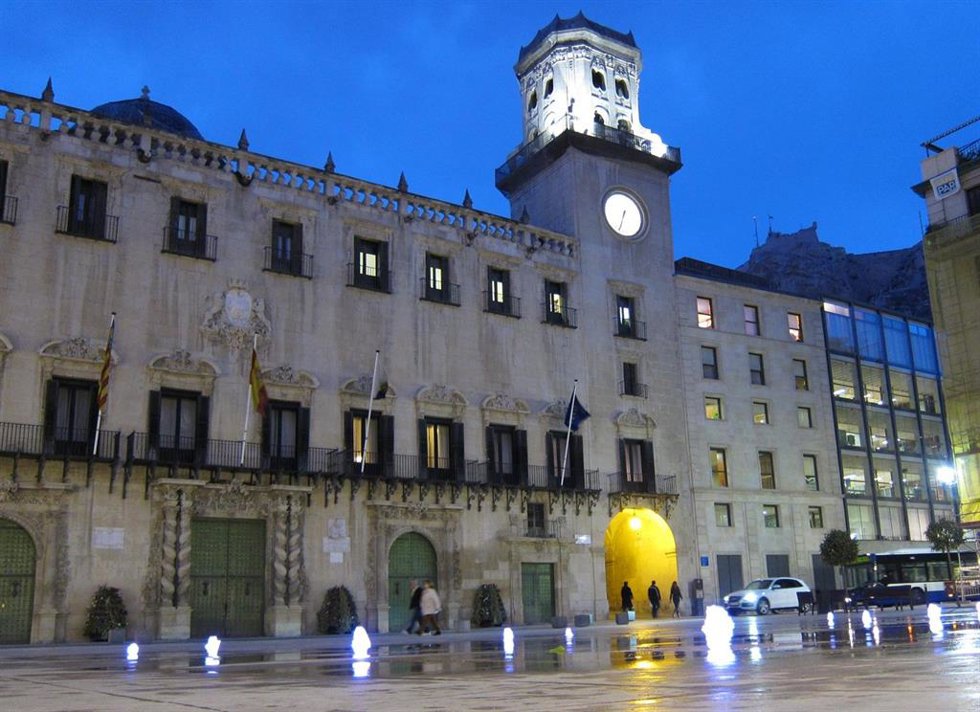 Archivo - Fachada del Ayuntamiento de Alicante en una imagen de archivo