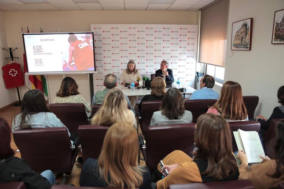 La presidenta de Cruz Roja Sevilla, Marta Vilches, presenta la memoria del ejercicio 2025 en un rueda de prensa.