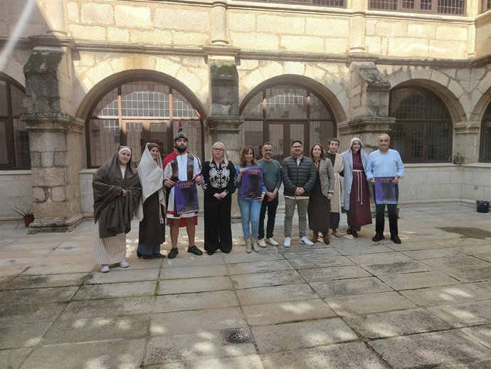 Actores y participantes en la presentación de La Pasión de Cristo de Torrecilla de los Ángeles, que se interpreta el Jueves Santo a las 22,00 horas