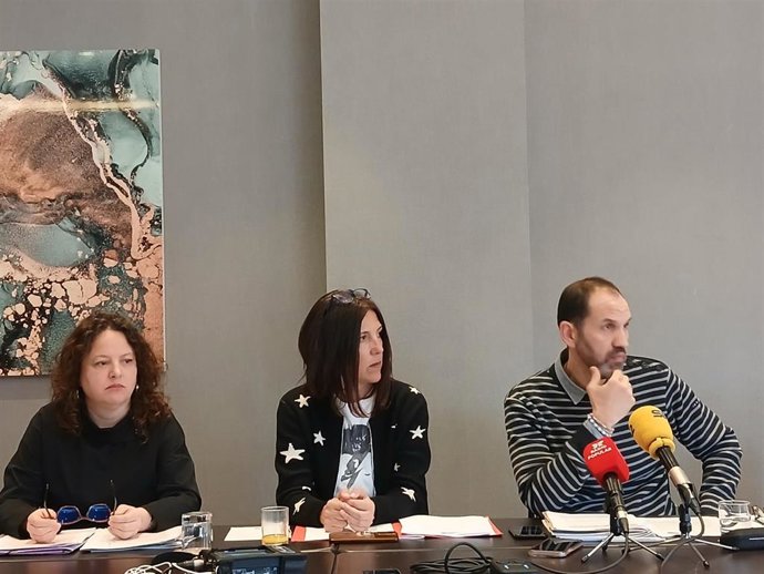 Susana Piera, Sonia González e Iñigo Oriozola, representantes de la Junta de Gobierno de la coordinadora de ONG de Euskadi, en un encuentro informativo en Bilbao.