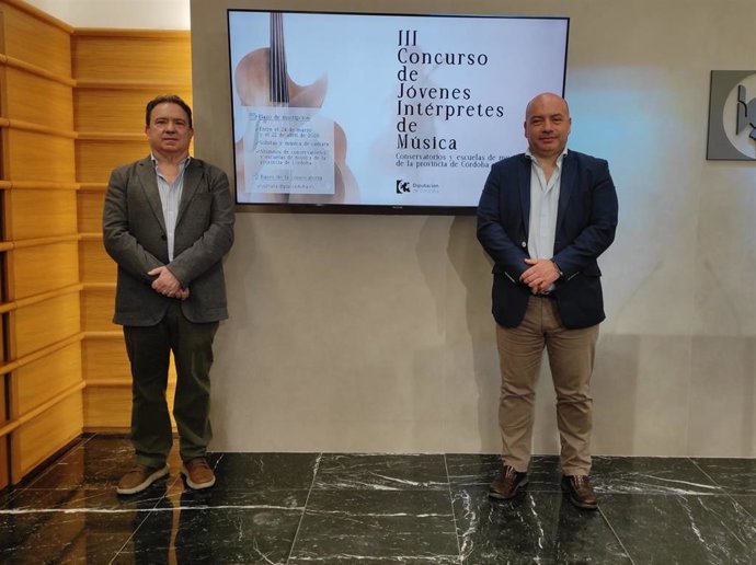 El delegado de Cultura de la Diputación, Gabriel Duque (dcha.), y el coordinador del concurso y director del Conservatorio Superior de Música Rafael Orozco, Manuel Ureña, en la presentación del certamen.