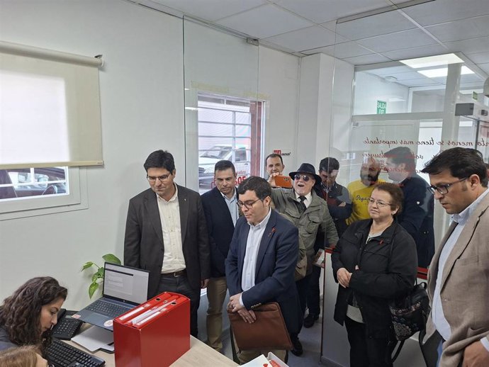 Ramón Díaz Farias en el registro de avales junto a miembros de su precandidatura a liderar el PSOE extremeño