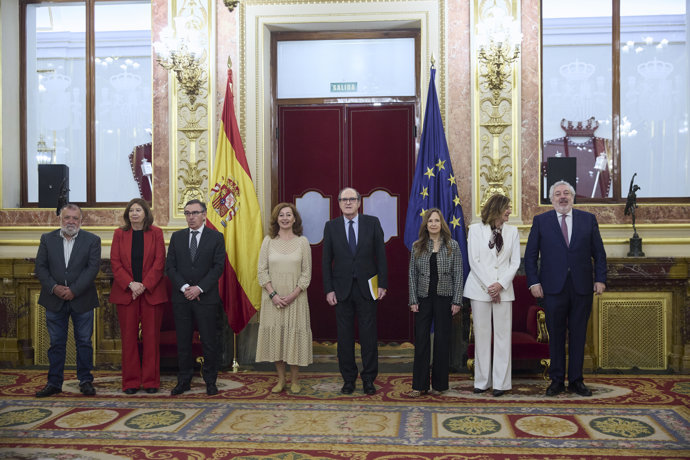 El defensor del pueblo, Ángel Gabilondo (4d), entrega el Informe anual 2025 de la institución a la presidenta del Congreso Francina Armengol (4i), en el Congreso, a 24 de marzo de 2026, en Madrid (España).